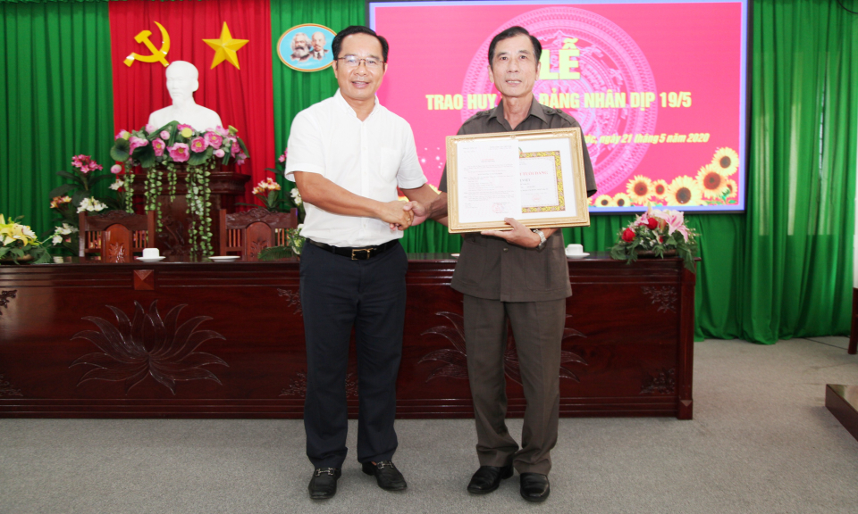 Cần Đước: Trao huy hiệu Đảng cho đảng viên cao niên