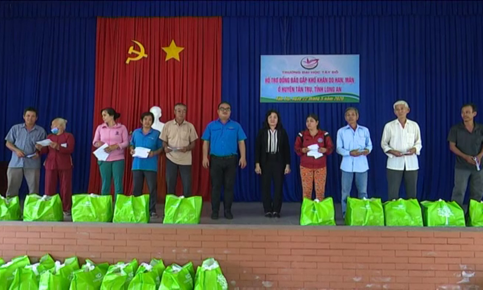 Trường Đại học Tây Đô trao quà hỗ trợ người dân gặp khó khăn do hạn mặn tại Tân Trụ