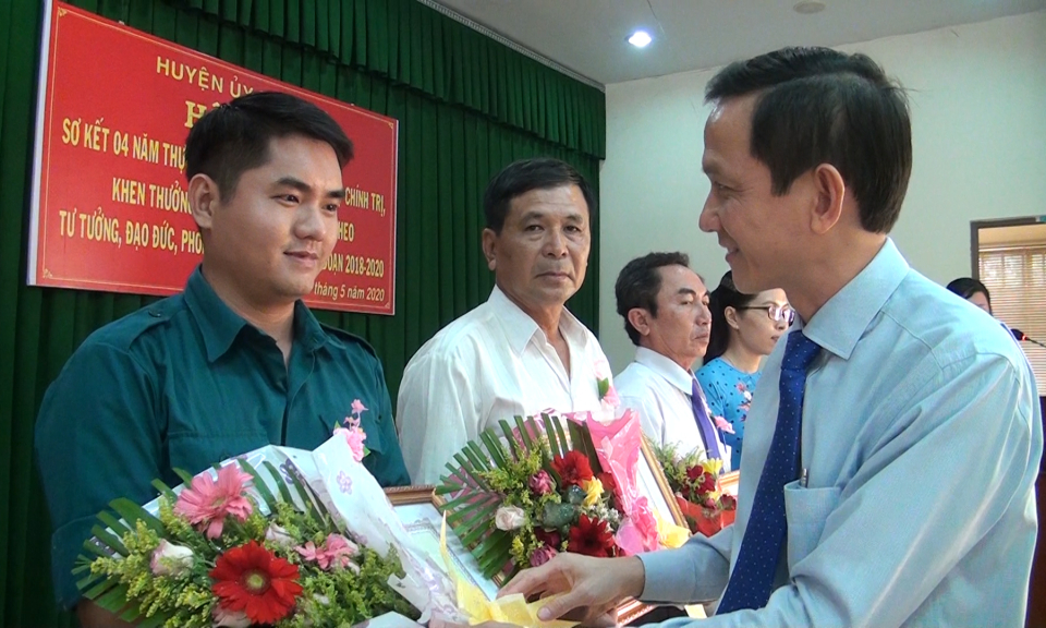 Đức Hòa: Tuyên dương gương điển hình Học tập và làm theo gương Bác