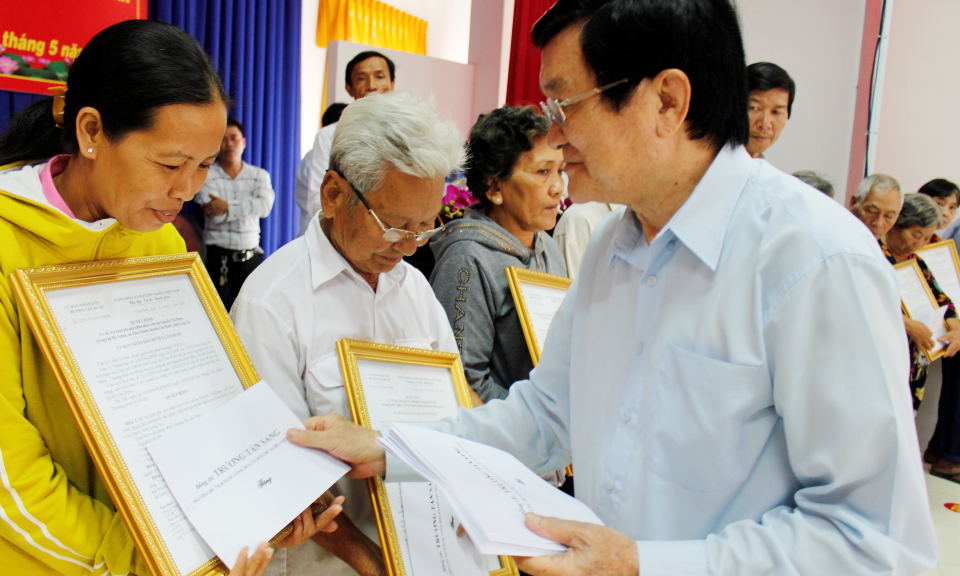 Nguyên Chủ tịch nước- Trương Tấn Sang trao 100 căn nhà ở cho các gia đình khó khăn huyện Cần Đước
