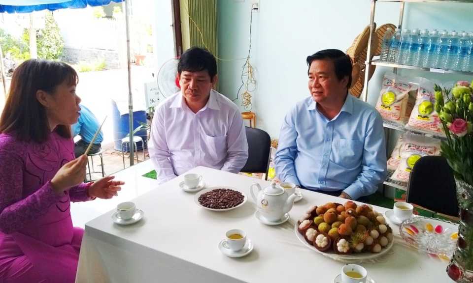 Bí thư tỉnh ủy Phạm Văn Rạnh thăm Hợp tác xã dịch vụ nông nghiệp Mỹ Lệ