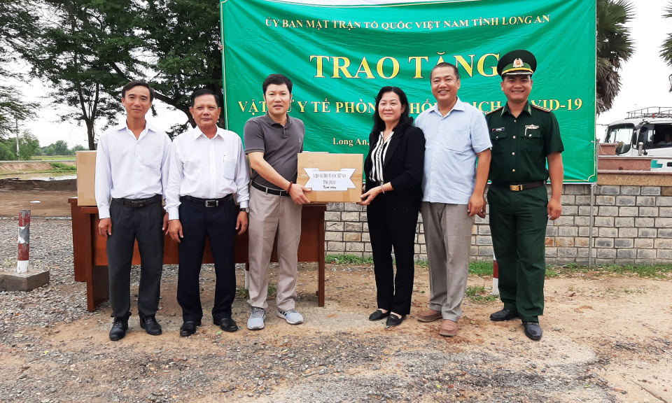UB.MTTQ Việt Nam tỉnh Long An hỗ trợ Đại sứ quán Việt Nam tại Campuchia phòng chống dịch Covid-19