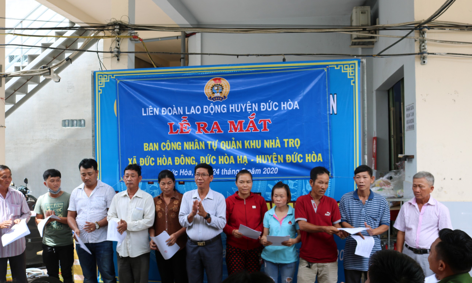 Đức Hòa: Trao quyết định thành lập thêm 60 tổ tự quản khu nhà trọ