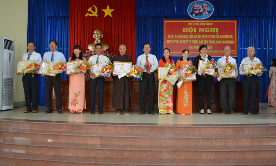 Cần Giuộc: Sơ kết 4 năm thực hiện chỉ thị 05 của Bộ Chính trị