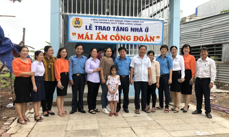 Thủ Thừa: Trao tặng mái ấm công đoàn
