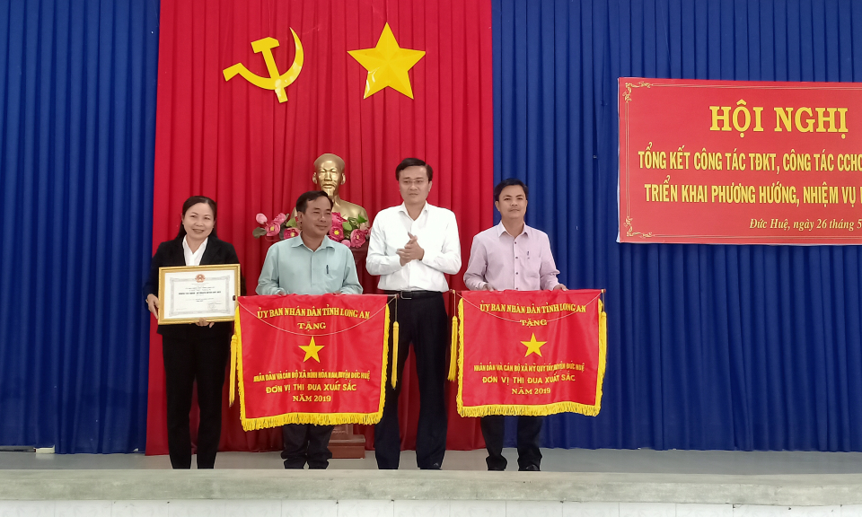 Đức Huệ: Tổng kết công tác thi đua khen thưởng năm 2019