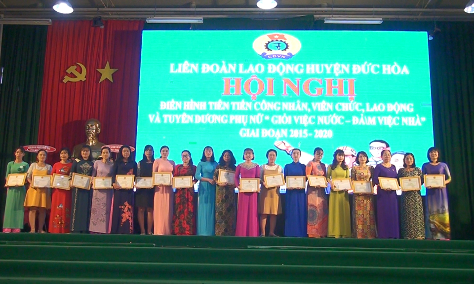 Đức Hòa: Tuyên dương điển hình tiên tiến công nhân viên chức lao động và phụ nữ “giỏi việc nước-đảm việc nhà