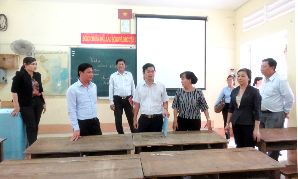 Cần Đước: Kiểm tra cơ sở vật chất các trường học tại xã Tân Ân