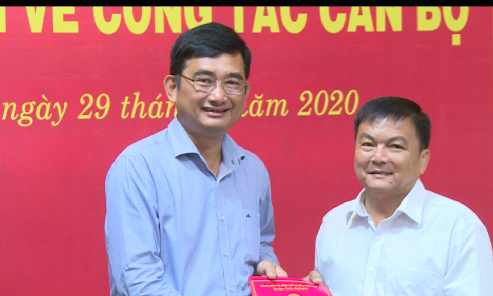 Trao quyết định về công tác cán bộ