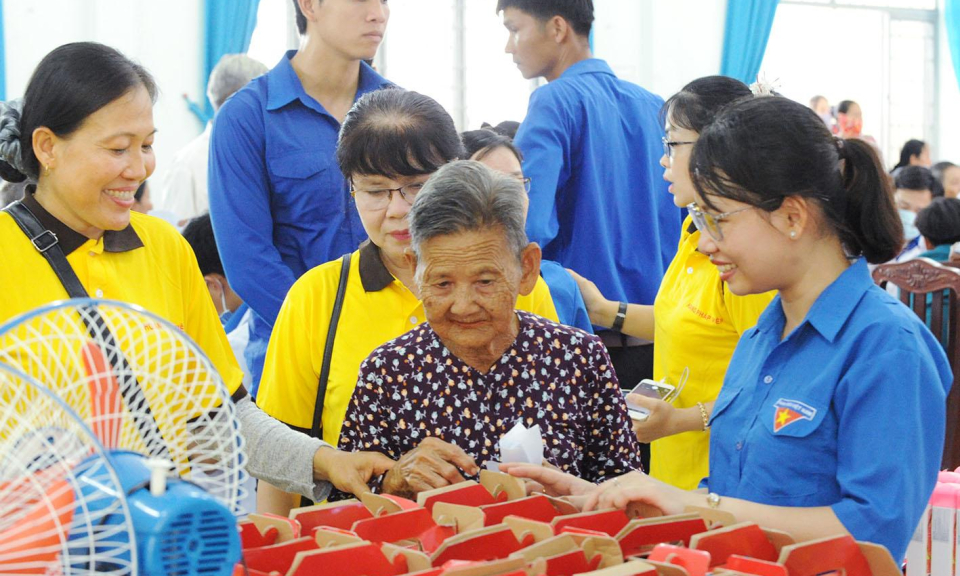 Người dân ấm lòng khi đến với “Bách hóa 0 đồng”