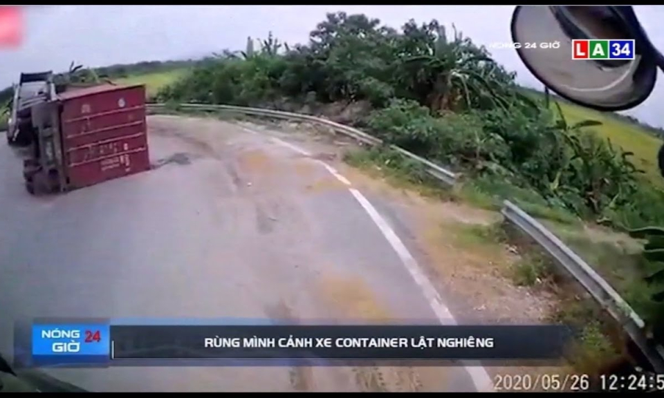 Camera nóng | Rùng mình cảnh xe container lật nghiêng