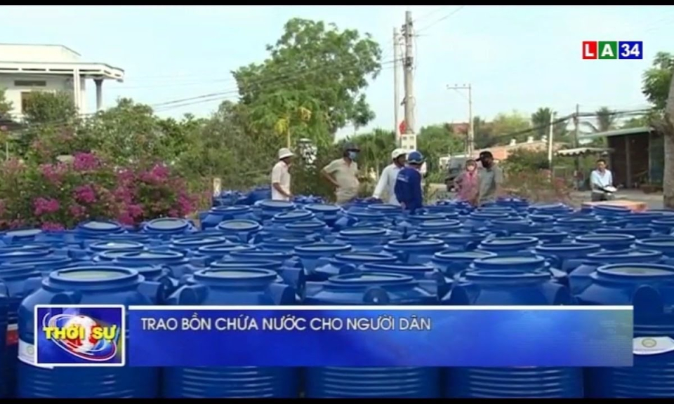 Trao bồn chứa nước cho người dân