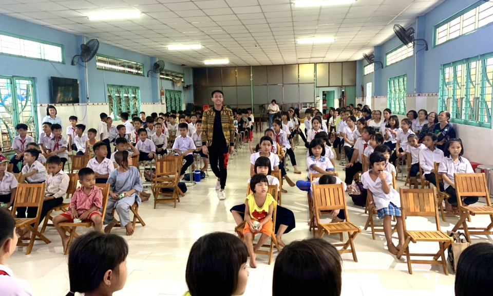 Ca sĩ Đình Phước cùng mạnh thường quân trao quà cho học sinh Trường Bồ Đề Phương Duy