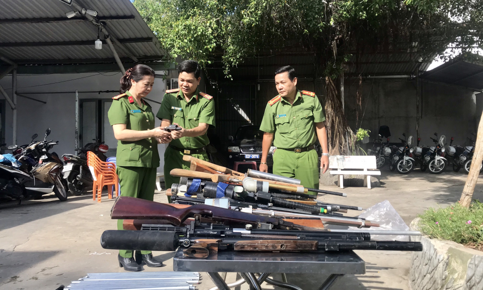 Người dân tự nguyện giao nộp nhiều vũ khí, vật liệu nổ và công cụ hỗ trợ