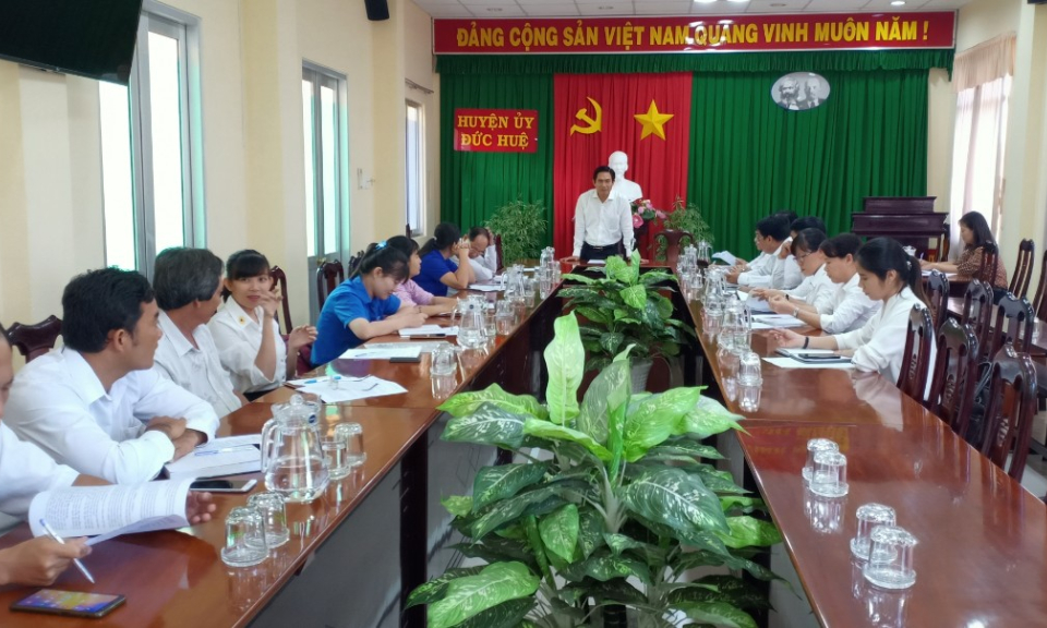 Bí thư Huyện ủy Đức Huệ làm việc với Trung tâm Văn hóa, Thông tin và Truyền thanh huyện