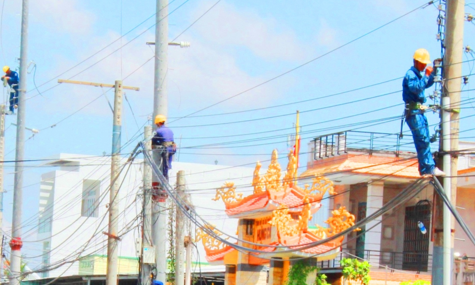 Điện lực Cần Đước kiểm tra an toàn lưới điện mùa mưa bão