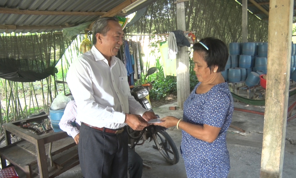 Đức Hòa thăm và tặng quà cho nạn nhân bị tai nạn lao động