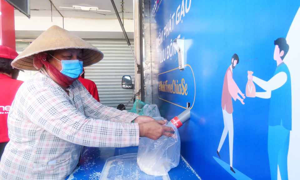 Cần Đước: Thêm ATM gạo nghĩa tình hỗ trợ người dân nghèo