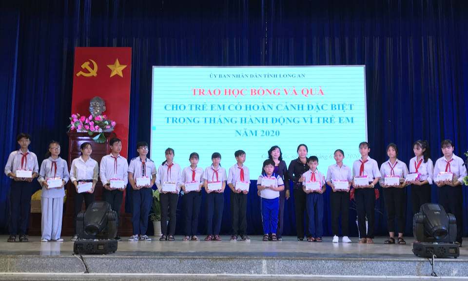Cần Giuộc: Trao học bổng, tặng quà cho trẻ em có hoàn cảnh đặc biệt