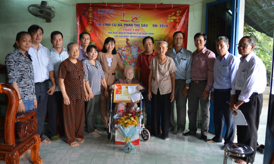 Chúc thọ và tôn vinh người cao tuổi nhất huyện Cần Giuộc