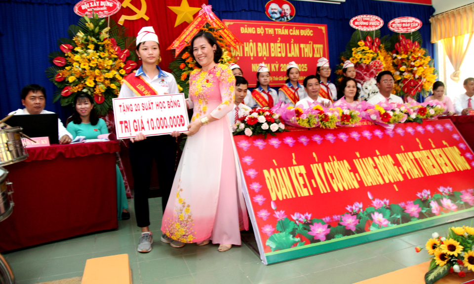 Cần Đước: Trao tặng học bổng cho học sinh nghèo vượt khó học giỏi