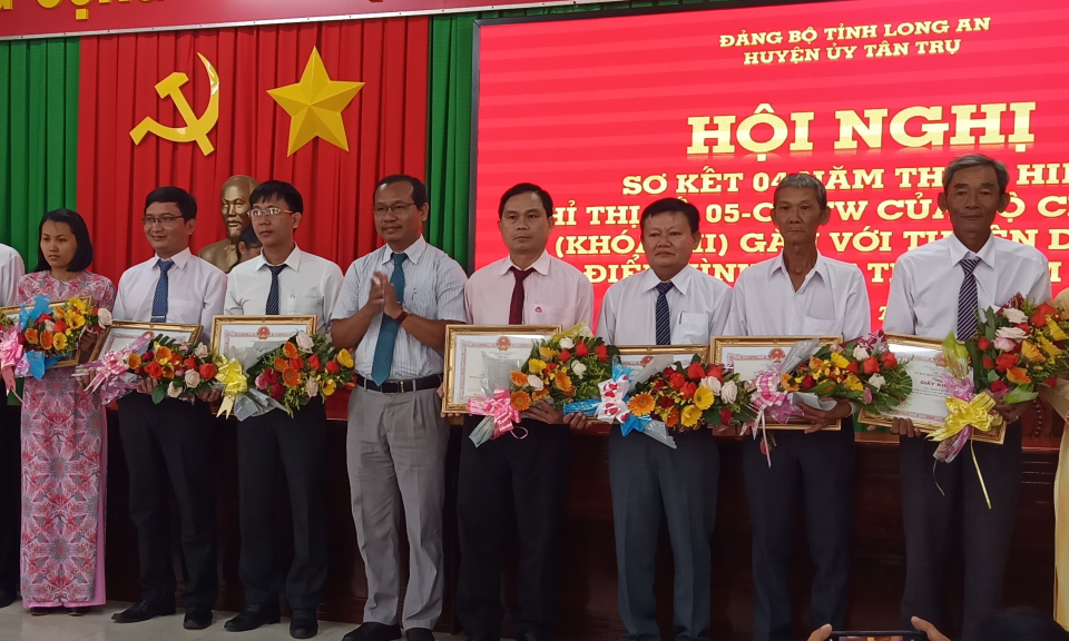Tân Trụ: Sơ kết 4 năm thực hiện chỉ thị 05 của Bộ Chính Trị