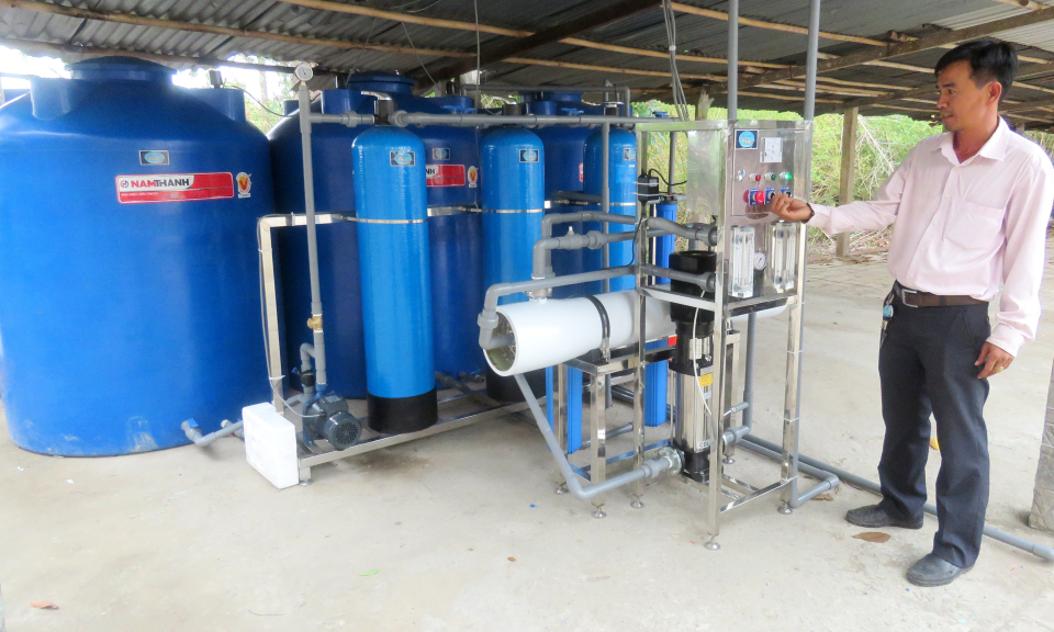 Sở Tài nguyên và Môi trường tỉnh Long An tặng máy lọc nước cho trường học