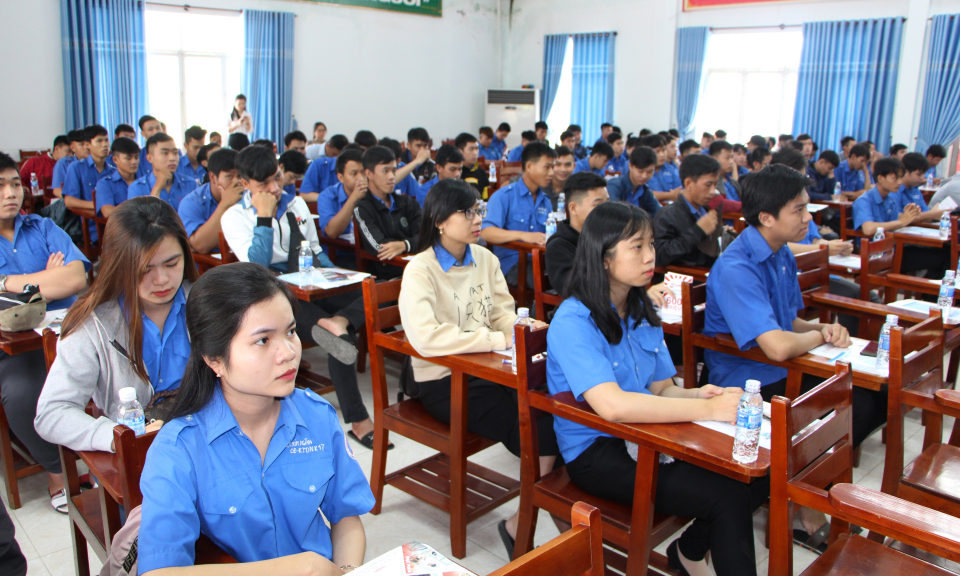 Tư vấn, tuyên truyền xuất khẩu lao động cho học viên trường nghề