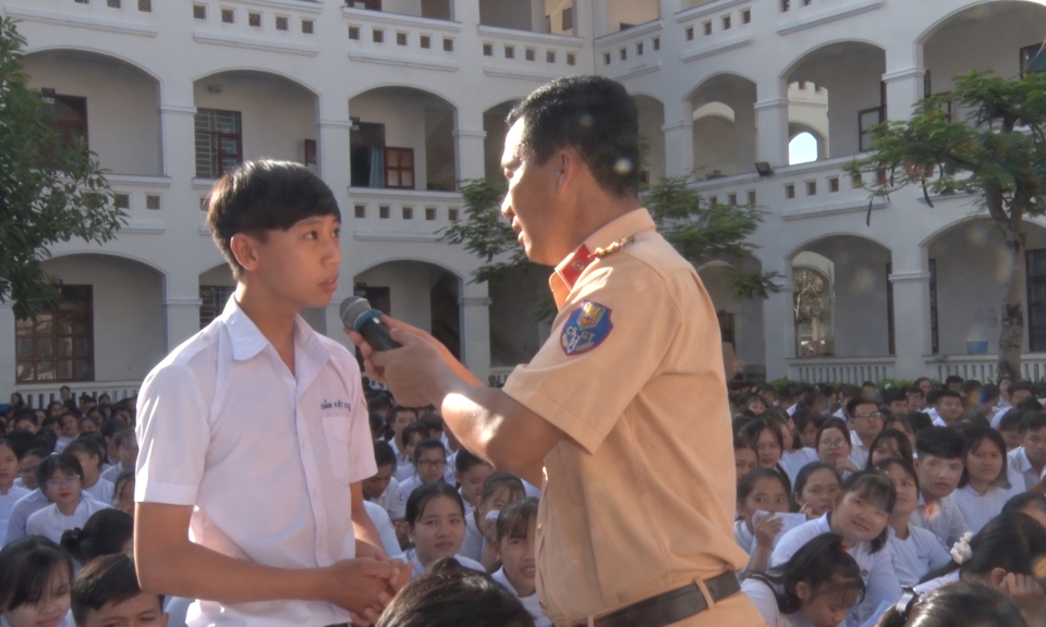 Đức Hòa: Triển khai mô hình đảm bảo trật tự an toàn giao thông trước cổng trường học