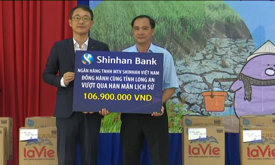 Ngân hàng Shinhan Việt Nam đồng hành cùng người dân bị ảnh hưởng do hạn hán, xâm nhập mặn tại Tân Trụ