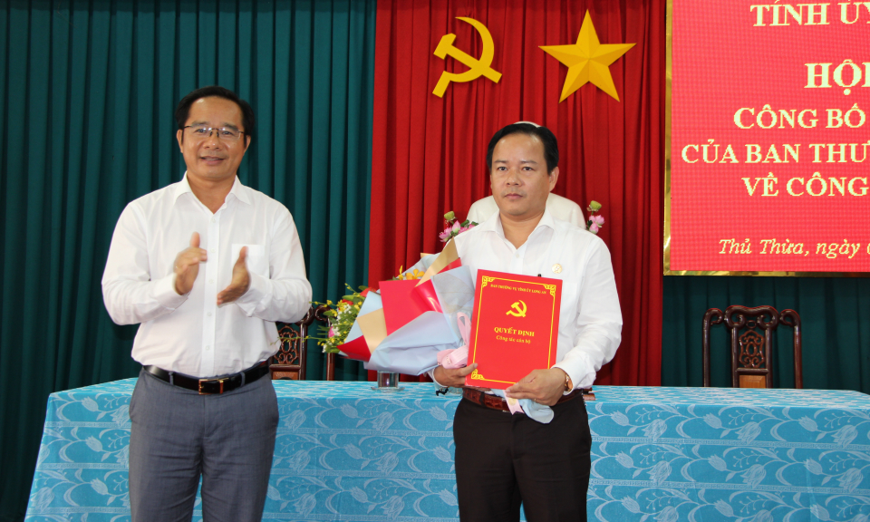 Trao quyết định chuẩn y giữ chức danh Bí thư Huyện ủy Thủ Thừa, nhiệm kỳ 2015-2020