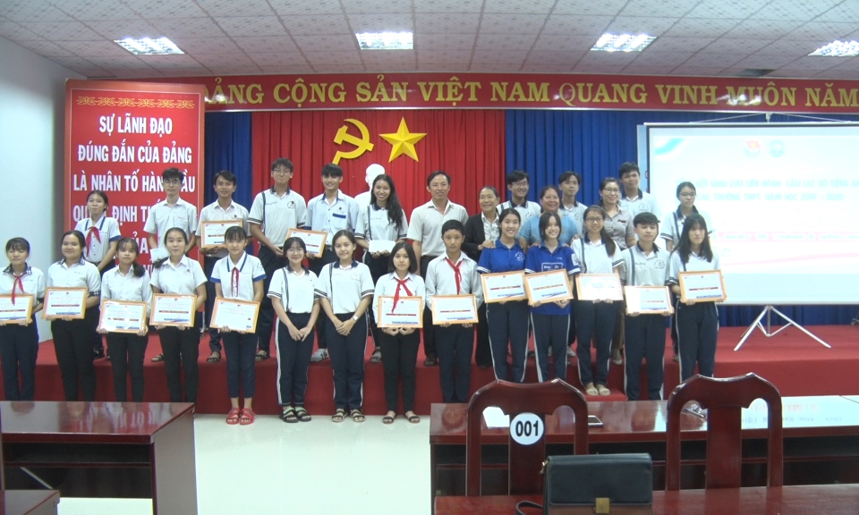 Đức Hòa: Trao giải thưởng hội thi đọc sách vì tương lai và giao lưu câu lạc bộ tiếng Anh