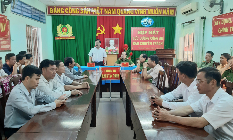 Tân Thạnh: Họp mặt lực lượng công an xã bán chuyên trách