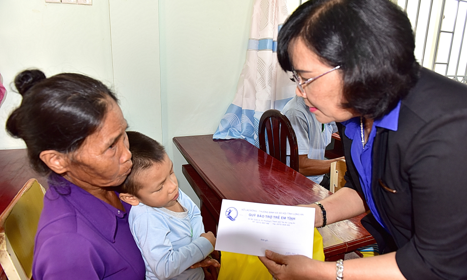 Sở LĐ-TB và XH tỉnh trao học bổng và tặng quà cho trẻ em Tân Hưng
