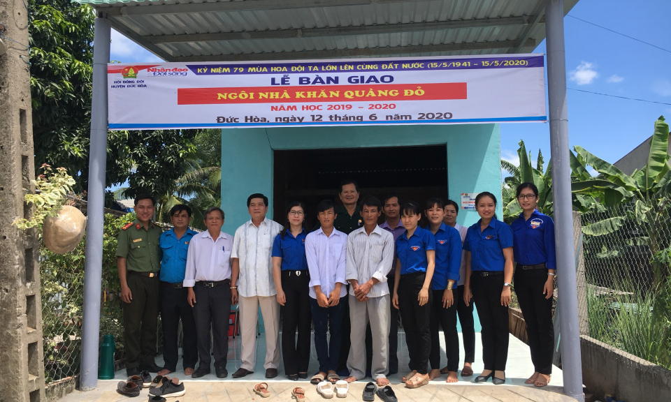 Đức Hòa: Trao tặng nhà khăn quàng đỏ