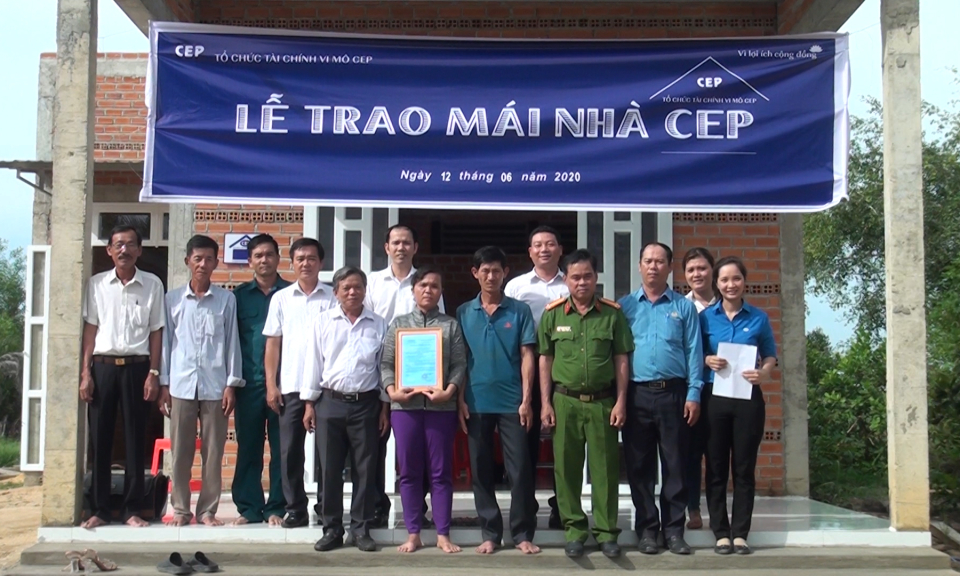 Đức Hòa: Trao tặng 2 mái nhà CEP