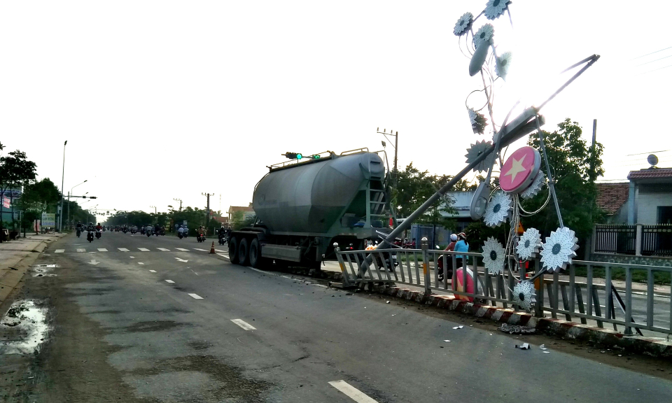 Cần Đước: Xe bồn tông sập dãy phân cách