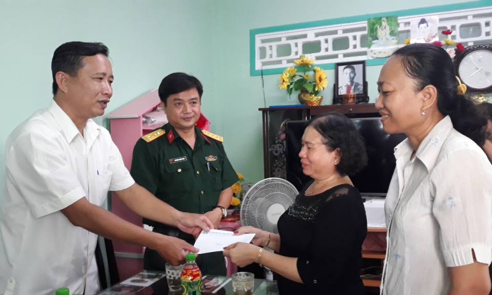 TP Tân An: Thăm tặng quà gia đình chiến sĩ mới