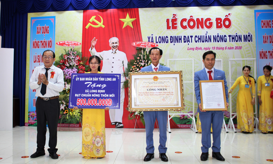 Cần Đước: Xã Long Định đón nhận quyết định xã đạt chuẩn nông thôn mới