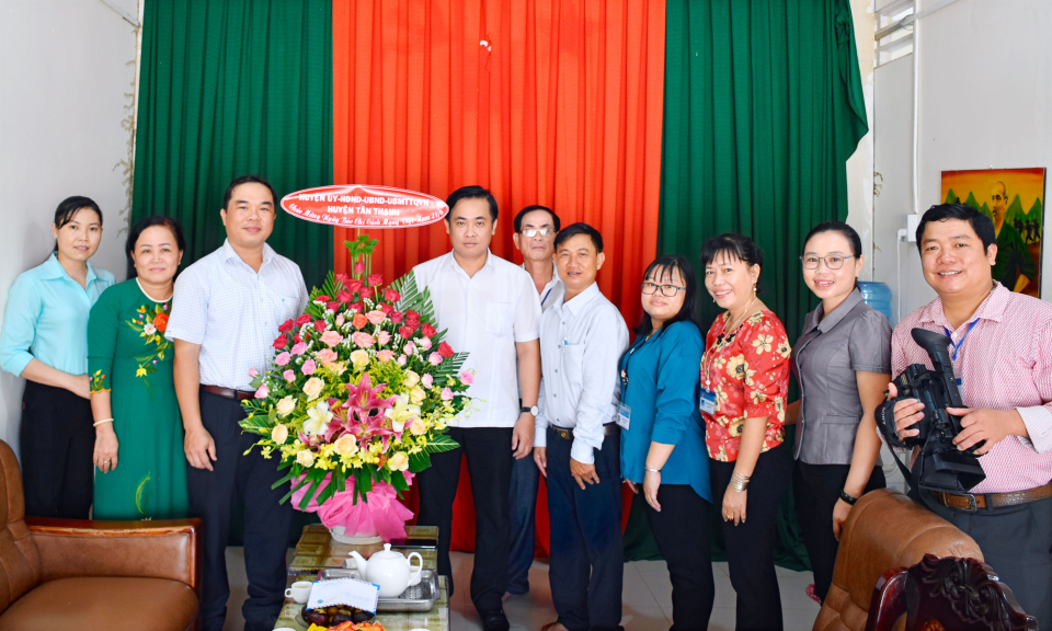 Lãnh đạo Huyện ủy &#8211; UBND Tân Thạnh chúc mừng ngày Báo chí cách mạng Việt Nam