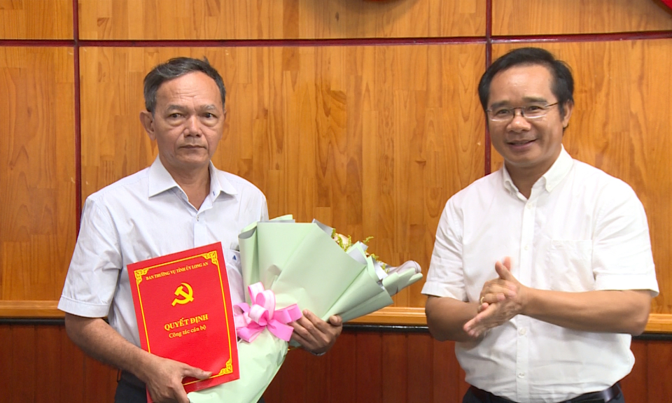 Ban thường vụ Tỉnh ủy Long An trao quyết định công tác cán bộ