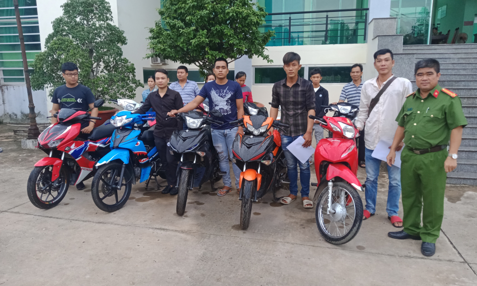 Công an huyện Đức Huệ trao trả 11 chiếc xe máy cho người bị hại