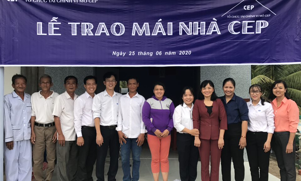 Tổ chức Tài chính vi mô CEP chi nhánh Cần Đước trao nhà và quà cho khách hàng