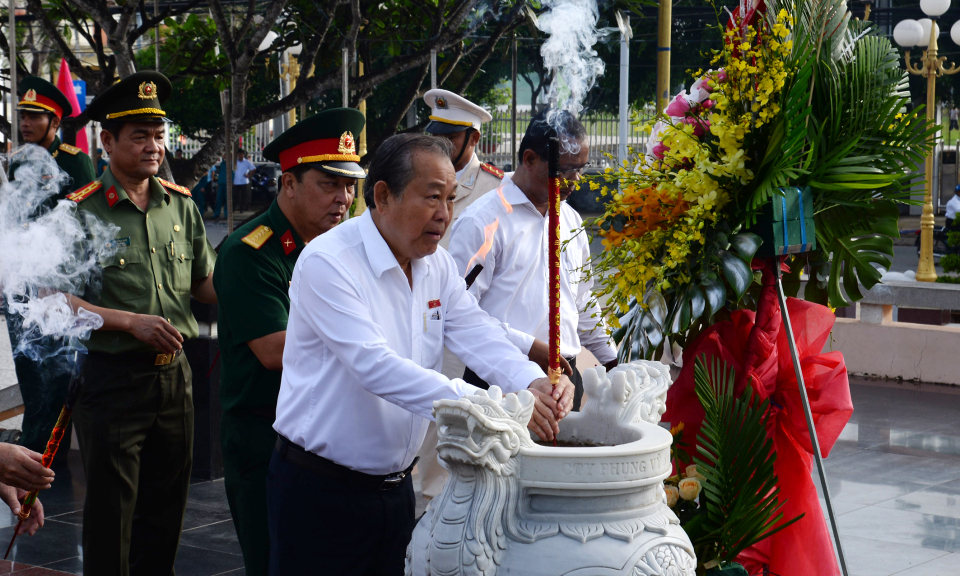 Phó Thủ tướng Thường trực Chính phủ – Trương Hòa Bình tiếp xúc cử tri và dự lễ khánh chợ Tân Trụ