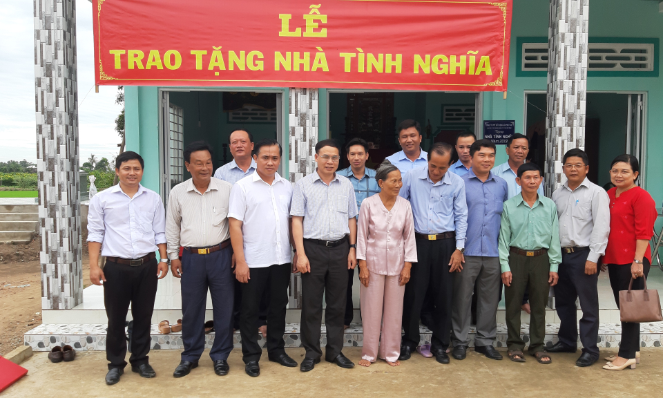 Tân Thạnh: Trao tặng 5 căn nhà tình nghĩa, đại đoàn kết