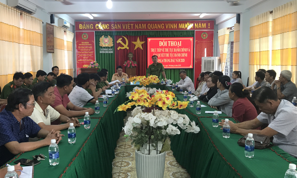 Công an Cần Giuộc đối thoại trực tiếp với nhân dân về thủ tục hành chính