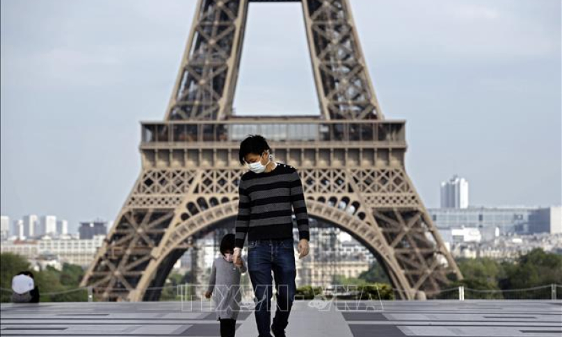 Pháp mở cửa trở lại Tháp Eiffel