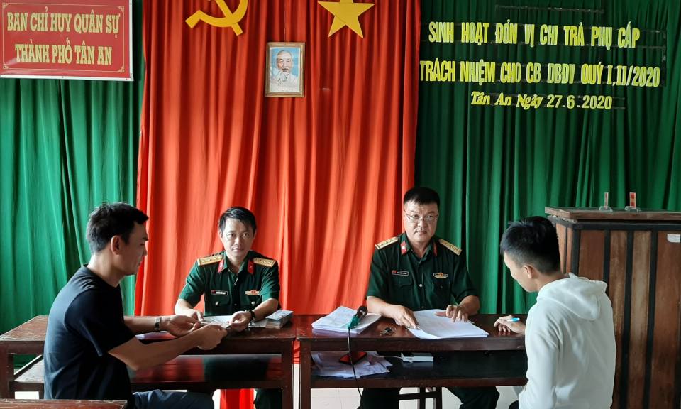 TP Tân An: Chi trả trên 300 triệu đồng tiền trợ cấp trách nhiệm cho sỹ quan dự bị