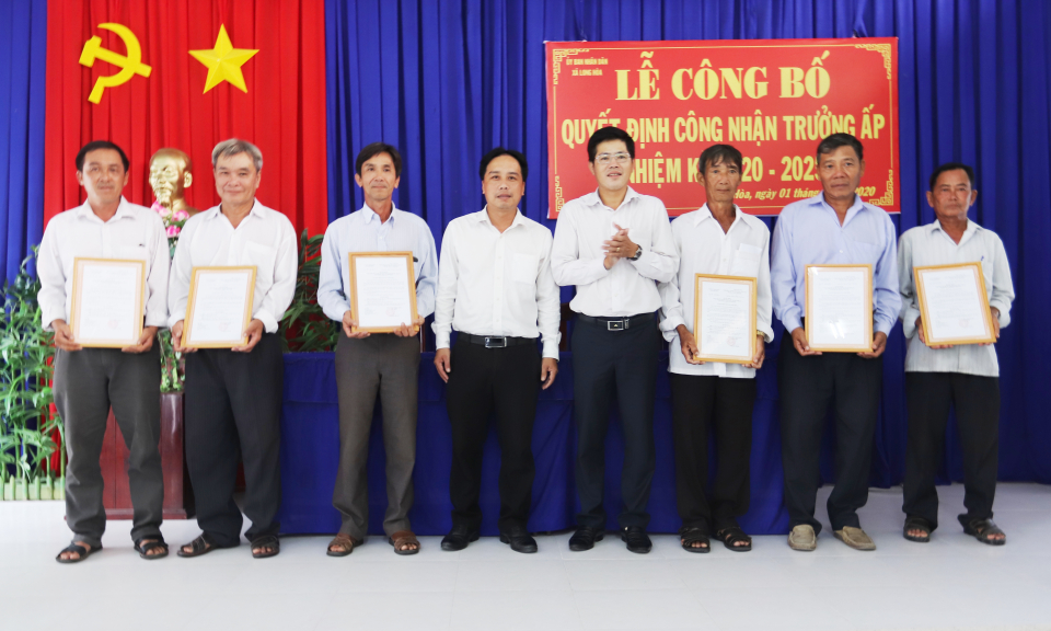 Cần Đước: Trao Quyết định công nhận trưởng ấp- khu phố, nhiệm kỳ 2020-2025