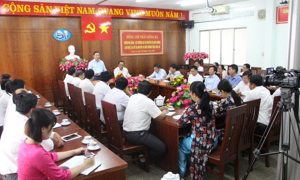 Bộ trưởng Trần Hồng Hà thăm và làm việc tại Sở Tài nguyên và Môi trường Long An